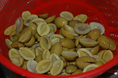 2. Trám nhồi thịt. Nguyên liệu: Quả trám, thịt, mộc nhĩ, nấm hương, hành khô, gia vị. Trám mua về đem rửa sạch nhiều nước cho hết nhựa. Ảnh: aFamily.vn.