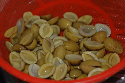 2. Trám nhồi thịt. Nguyên liệu: Quả trám, thịt, mộc nhĩ, nấm hương, hành khô, gia vị. Trám mua về đem rửa sạch nhiều nước cho hết nhựa. Ảnh: aFamily.vn.