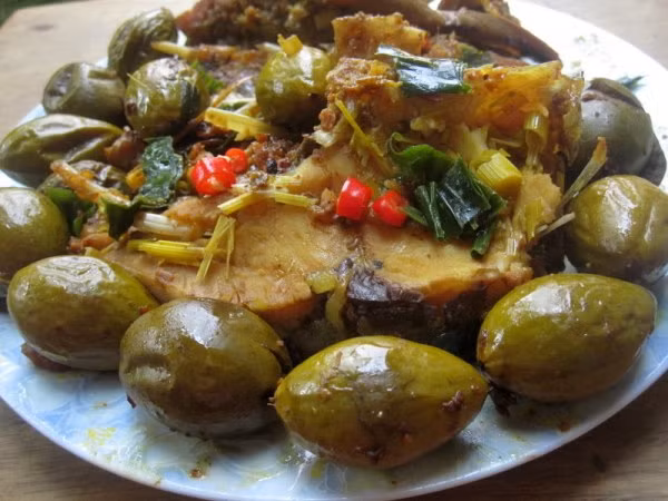 Chọn mua loại cá tươi thì mới ngon, mổ sạch ruột, nếu là cá bé để cả con, cá to xắt ra từng khúc rồi xếp vào xoong, cứ một lượt cá một lượt trám, trên cùng là lượt cá. Tương loại ngon pha loãng, bảo đảm độ mặn vừa phải cho phải vào xăm xắp mặt cá, đun sôi rồi để nhỏ lửa cho cạn dần; khi nào nghe thấy tiếng lẹt xẹt ở đáy xoong là được. Ảnh: cakho.net.