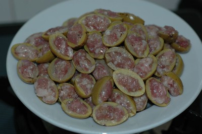 Cho 1/2 lít nước vào nồi đun sôi, nêm muối vào khuấy đều, nhấc ra khỏi bếp để nguội còn khoảng 75 độ, cho trám vào ngập nước, đậy vung để nguyên tại chỗ và để hôm sau dùng. Trám mềm tay rồi vớt ra, bổ dọc thân quả lấy thịt, bỏ hột. Ảnh: Xaluan.com.