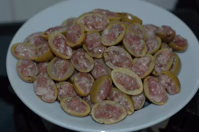 Cho 1/2 lít nước vào nồi đun sôi, nêm muối vào khuấy đều, nhấc ra khỏi bếp để nguội còn khoảng 75 độ, cho trám vào ngập nước, đậy vung để nguyên tại chỗ và để hôm sau dùng. Trám mềm tay rồi vớt ra, bổ dọc thân quả lấy thịt, bỏ hột. Ảnh: Xaluan.com.