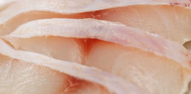 Tiếp đó khía những đường chéo lên mình cá giúp cá dễ ngấm gia vị và để cá ráo nước. Sau đó, bắc chảo lên bếp, cho dầu vào đun sôi và thả cá vào chiên vàng đều 2 mặt. Ảnh: dacsanquangninh.net.