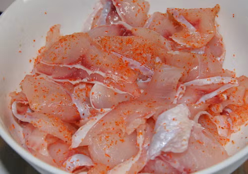 4. Phi lê cá xào lá quế. Nguyên liệu: Phi lê cá điêu hồng, lá quế, thì là, hành lá, ớt sừng, tỏi băm, bột nghệ, bột chiên giòn, dầu ăn. Phi lê cá điêu hồng cắt lát dày 2x4 cm, ướp cùng bột nghệ. Lá quế cắt đôi. Thìa là, hành lá cắt khúc. Ớt sừng bỏ hạt, cắt xéo. Ảnh: noithatkienan.com.