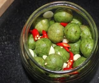 Hãy thả ngay sấu cạo sạch vỏ vào luôn chậu nước có pha ít muối để sấu không bị thâm. Để cho quả sấu bớt chua hãy ngâm sấu trong nước muối 60 phút. Khi sấu đã bớt chua thì đổ ra rổ sạch, và tráng qua vài lần bằng nước sạch. Chần sấu qua nước sôi. Ảnh: phunutoday.vn.