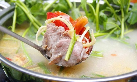 Phần mẻ cho thêm một chút muối vào, dùng thìa tán nhuyễn rồi lọc mẻ qua rây để mịn hơn. Đặt nồi lên bếp, phi hành băm cùng với một chút dầu ăn cho thật già, sau đó cho nước dùng vừa ninh đổ vào nồi và thêm mẻ, ớt khô vào cho sôi. Cuối cùng cho phần hành lá vào là được. Ảnh: Cungbanvaobep.com.