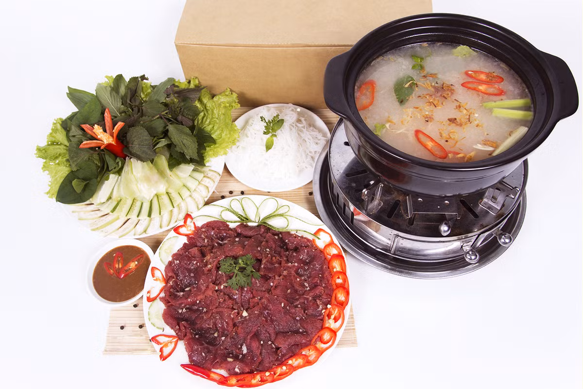 3. Trâu nhúng mẻ. Nguyên liệu: Thịt trâu, xương ống, mẻ, cà chua, gừng, sả, tỏi, hành khô, ớt khô, hành lá, rau muống, gia vị. Sả bóc phần vỏ già, rửa sạch rồi đập dập; Gừng rửa sạch, băm nhuyễn; Hành khô, tỏi bóc vỏ, băm nhuyễn; Hành lá cắt rễ, nhặt lá vàng rồi rửa sạch, sau đó cắt khúc tầm khoảng 3 cm. Ảnh: tragiatankhanh.com.