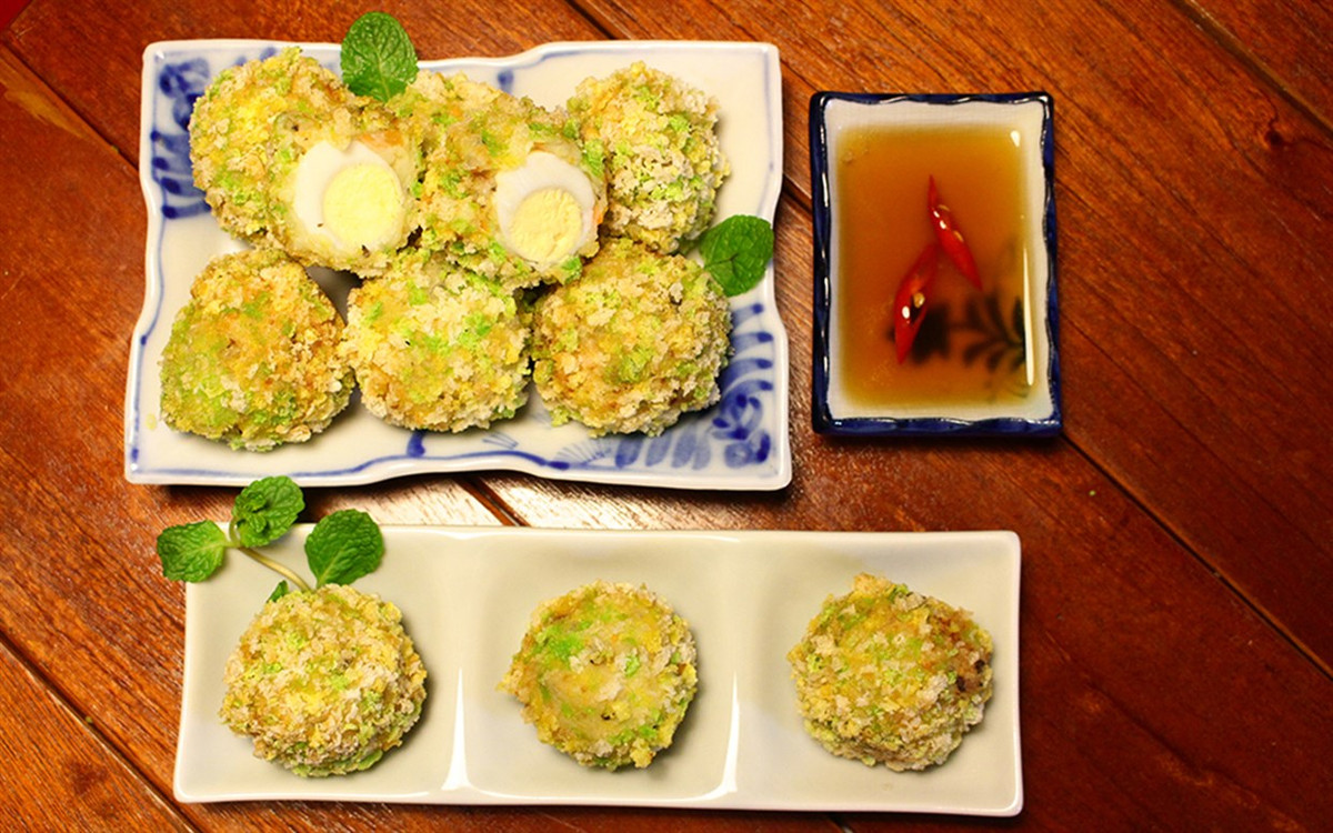 Lăn miếng thịt khoai đã bọc trứng qua bột chiên giòn, lòng đỏ trứng và bột chiên xù. Tiếp tục làm bước 7,8 ta được 3 viên thịt để ra đĩa. Chuẩn bị một chảo dầu nóng (chiên ngập dầu) có cho vào một nhúm muối. Nhẹ nhàng thả từng viên thịt vào chiên với lửa vừa cho tới khi lớp thịt vàng giòn đẹp mắt. Ảnh: dayconkieunhat.vn.