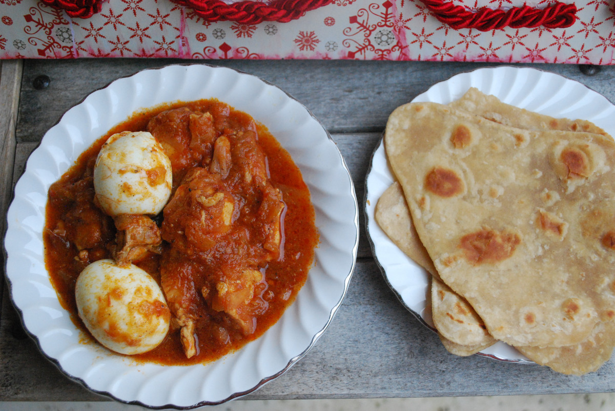 Đun sôi hỗn hợp gia vị rồi cho trứng đã bóc vỏ vào chảo, đậy vung khoảng 5-10 phút cho sốt sệt lại thì nêm nếm lại lần cuối là được. Ảnh: dtkfoodtrunggasach.blogspot.com.