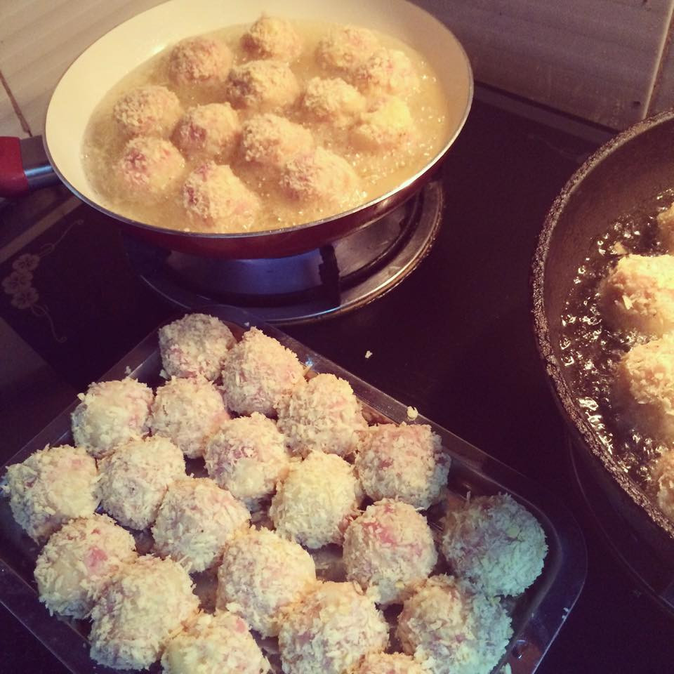 Chuẩn bị một đĩa bột mì, một đĩa bột chiên giòn, một đĩa lòng đỏ trứng đánh tan, một đĩa bột chiên xù. Đầu tiên lấy trứng gà luộc lăn qua đĩa bột mì, lấy thịt với khoai đã trộn bọc lấy trứng đã phủ bột mì thật kín rồi nặn miếng thịt khoai thật tròn. Ảnh: monanngon.org.