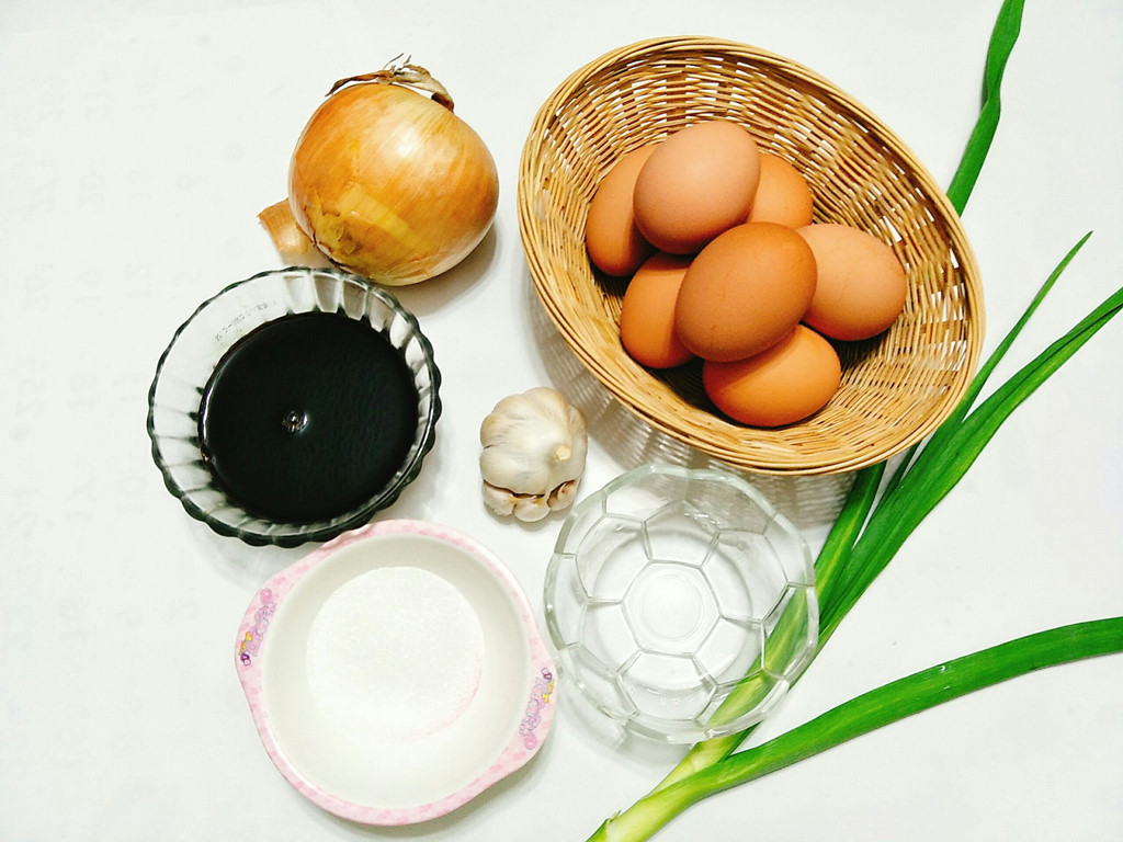 2. Trứng gà luộc ngâm nước tương. Nguyên liệu: Trứng gà tươi, mỡ heo, nước tương, xì dầu, dầu hào, dầu mè, hành lá băm nhuyễn, hành tím. Trứng gà luộc chín, bóc vỏ, chẻ đôi. Ảnh: Zing.vn.