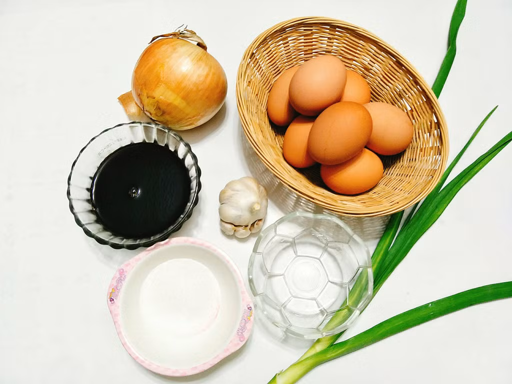 2. Trứng gà luộc ngâm nước tương. Nguyên liệu: Trứng gà tươi, mỡ heo, nước tương, xì dầu, dầu hào, dầu mè, hành lá băm nhuyễn, hành tím. Trứng gà luộc chín, bóc vỏ, chẻ đôi. Ảnh: Zing.vn.