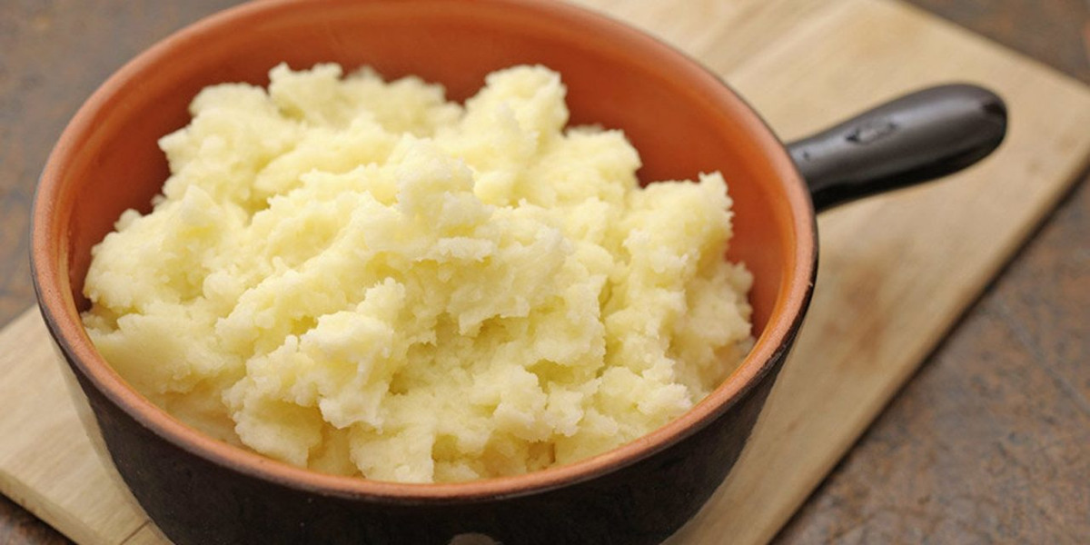 Luộc khoai tây tới khi chín nhừ rồi nghiền nhỏ. Thịt xay ướp với ít mắm, ít dầu ăn, tiêu, hạt nêm, bột canh, mì chính, hành khô đập dập băm nhỏ và hành lá thái nhỏ trong 20 phút. Thịt sau khi ướp trộn đều với khoai tây đã nghiền. Ảnh: touchyourskin.com.