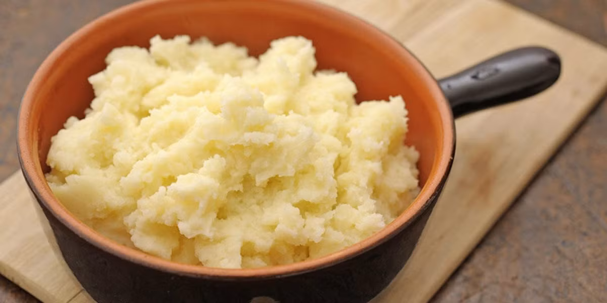 Luộc khoai tây tới khi chín nhừ rồi nghiền nhỏ. Thịt xay ướp với ít mắm, ít dầu ăn, tiêu, hạt nêm, bột canh, mì chính, hành khô đập dập băm nhỏ và hành lá thái nhỏ trong 20 phút. Thịt sau khi ướp trộn đều với khoai tây đã nghiền. Ảnh: touchyourskin.com.