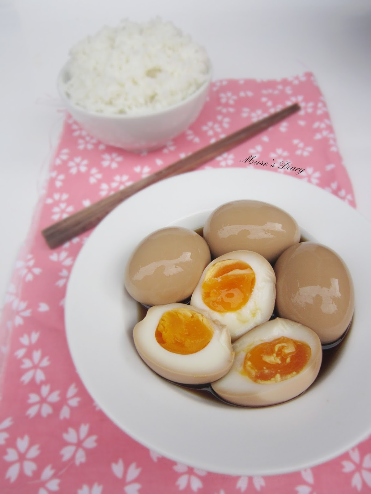 Cho trứng vào tô. Cho tóp mỡ và hành phi lên trên. Rưới chút mỡ nước vào rồi mới cho hỗn hợp nước tương vừa nấu khi nãy vào. Ảnh: musesdiaryvn.blogspot.com.