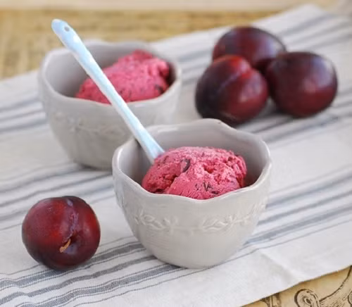 Cho phần kem sữa tươi còn lại, kem phô-mai, 1 hủ sữa chua vinamilk có đường, 1/3 gelatin vào bát, đánh đều. Trộn sốt va-ni với phần gelatin còn lại. Cho một phần mận vào đáy ly, tiếp theo là kem mận, kem phô-mai, sốt va-ni và phần mận còn lại. Ảnh: Alo360.vn.