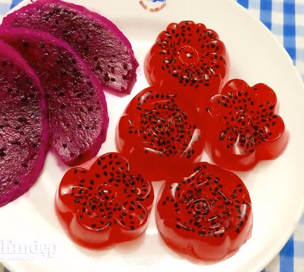 Khi nấu xong để nguội sau đó cho rượu thanh long và 1 ống vani vào trộn đều, cho ra khay và cho vào ngăn đông tủ lạnh đến khi nó đông cứng lại. Lấy ra và dùng nĩa xới đều lên. Khi ăn ta cho ra ly ăn kem. Rắc thêm vỏ cam ướp đường sẽ rất thơm và ngon. Ảnh: vietdragonfruit.com.