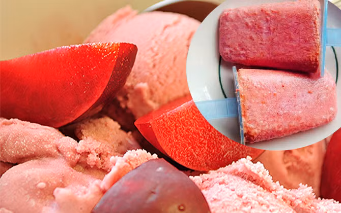 Mận bỏ hạt, thái miếng vuông, cho đường vào nấu đến khi đường tan, chia ba phần. Xay nhuyễn một phần mận, trộn với một phần kem sữa tươi, 1 hủ sữa chua vinamilk có đường, 1/3 gelatin để làm kem mận. Ảnh: emdep.vn.