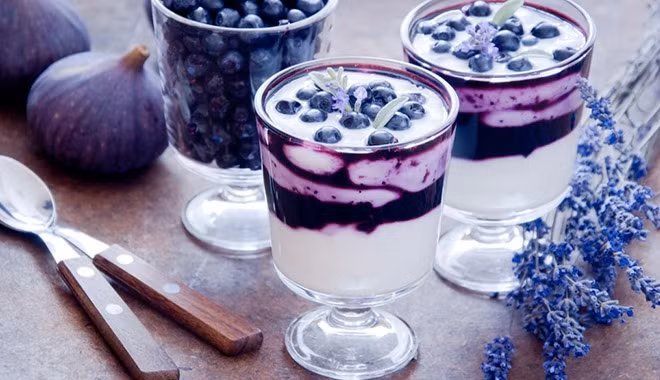 3. Sữa chua việt quất. Nguyên liệu: Sữa chua, quả việt quất. Xay nhuyễn việt quất cùng sữa chua, sữa béo và đá bào. Sau đó, bạn có thể top thêm Whipping Cream bên trên thành phẩm. Ảnh: Bestie.vn.