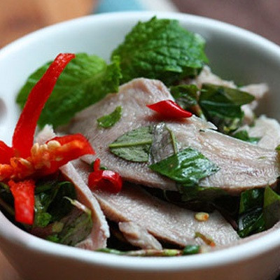 Trộn đều lưỡi heo với hành tây, chanh, đường, nước mắm, ớt. Cuối cùng trộn thêm tỏi, ớt, rau thơm và rau mùi. Ảnh: cooky.vn.