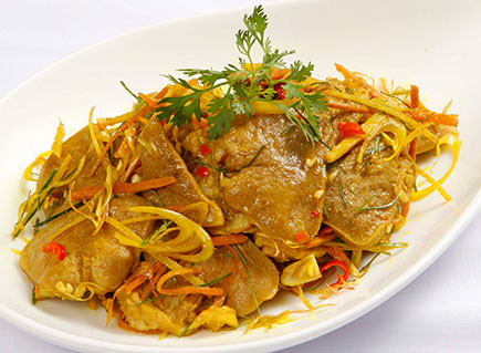 Cho từ từ lưỡi heo vào xào cùng, nêm một ít muối, nước mắm, hạt nêm vào cho vừa khẩu vị, xào khoảng 8-10 phút thì tắt bếp, thêm hành lá, rau mùi thái nhỏ vào. Ảnh: cakholangvudai.vn.