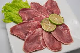 2. Lưỡi lợn nướng. Nguyên liệu: Lưỡi lợn, hành tây, giấm nuôi, đường, xì dầu, tỏi băm, dầu mè, têu, muối. Lưỡi luộc trên bếp 15 phút nhấc xuống, cạo sạch, cắt đôi, rửa để ráo. Ảnh: nhahanglau.vietnam55.com.