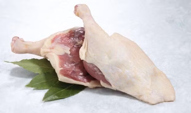 1. Vịt om sấu, khoai sọ. Nguyên liệu: Vịt, sấu, khoai sọ, hành khô, tỏi, sả, rau mùi tàu, rau ngổ, gừng tươi, ớt, gia vị: nước mắm, tiêu, muối. Vịt sau khi làm sạch, dùng muối hạt chà xát trong và ngoài con vịt cho sạch sẽ, sau đó rửa lại với nước rồi chặt miếng vừa ăn. Ảnh: Baophapluat.vn.