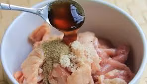 Ướp thịt vịt với hạt nêm, muối, nước mắm, gừng sả. Để khoảng 30 phút cho ngấm. Cho dầu ăn vào nồi, đổ thịt vịt, sấu vào xào cho thịt vịt chín tái, miếng thịt săn lại. Đổ nước dừa vào để lửa to. Ảnh: me.Phununet.com.