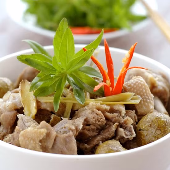 Nấu lửa lớn cho nồi thịt vịt sôi lên, sau đó hạ lửa nhỏ và nấu từ từ để vịt chín mềm. Khi thấy vịt hơi mềm, bạn cho khoai sọ vào nấu cùng. Dùng muôi hoặc thìa lớn dầm sấu từ từ cho đến khi đủ độ chua thì dừng lại, nêm nếm gia vị vừa ăn. Cuối cùng rắc thêm rau ngổ, mùi tàu và ớt thái sợi rồi tắt bếp. Ảnh: muachung.vn.