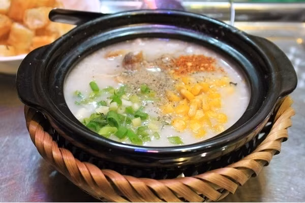 4. Ăn cháo nóng. Cơ thể thường bị nhiễm lạnh, lúc này nên ăn một bát cháo nóng, một bát phở nóng có tác dụng làm ấm cơ thể tránh bị cảm lạnh rất tốt. Ảnh: Depplus.vn.