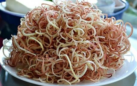 3. Nộm bì lợn hoa chuối. Nguyên liệu: Hoa chuối, bì lợn, cóc, húng quế, mùi ta, ớt, tỏi, nước mắm, đường, chanh. Bì lợn làm sạch lông, rửa sạch bằng muối. Lọc sạch mỡ còn dính ở da. Đun nước sôi, cho bì vào luộc vừa chín, vớt ra để nguội, cắt miếng vừa ăn 0,5 x3cm. Ảnh: Phunusuckhoe.vn.