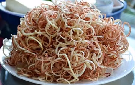 3. Nộm bì lợn hoa chuối. Nguyên liệu: Hoa chuối, bì lợn, cóc, húng quế, mùi ta, ớt, tỏi, nước mắm, đường, chanh. Bì lợn làm sạch lông, rửa sạch bằng muối. Lọc sạch mỡ còn dính ở da. Đun nước sôi, cho bì vào luộc vừa chín, vớt ra để nguội, cắt miếng vừa ăn 0,5 x3cm. Ảnh: Phunusuckhoe.vn.