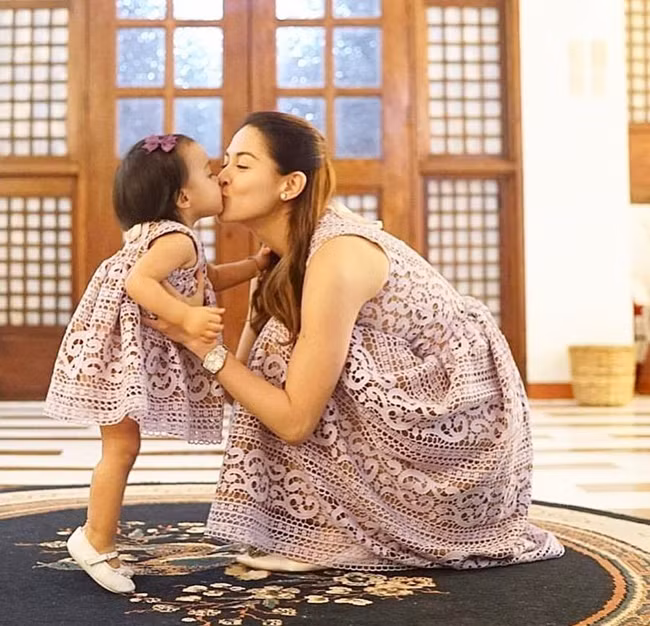 5. Bộ quần áo của hai mẹ con yêu ơi là yêu, cách thể hiện tình cảm cũng rất đáng ngưỡng mộ. Ảnh: tammoingay.com.