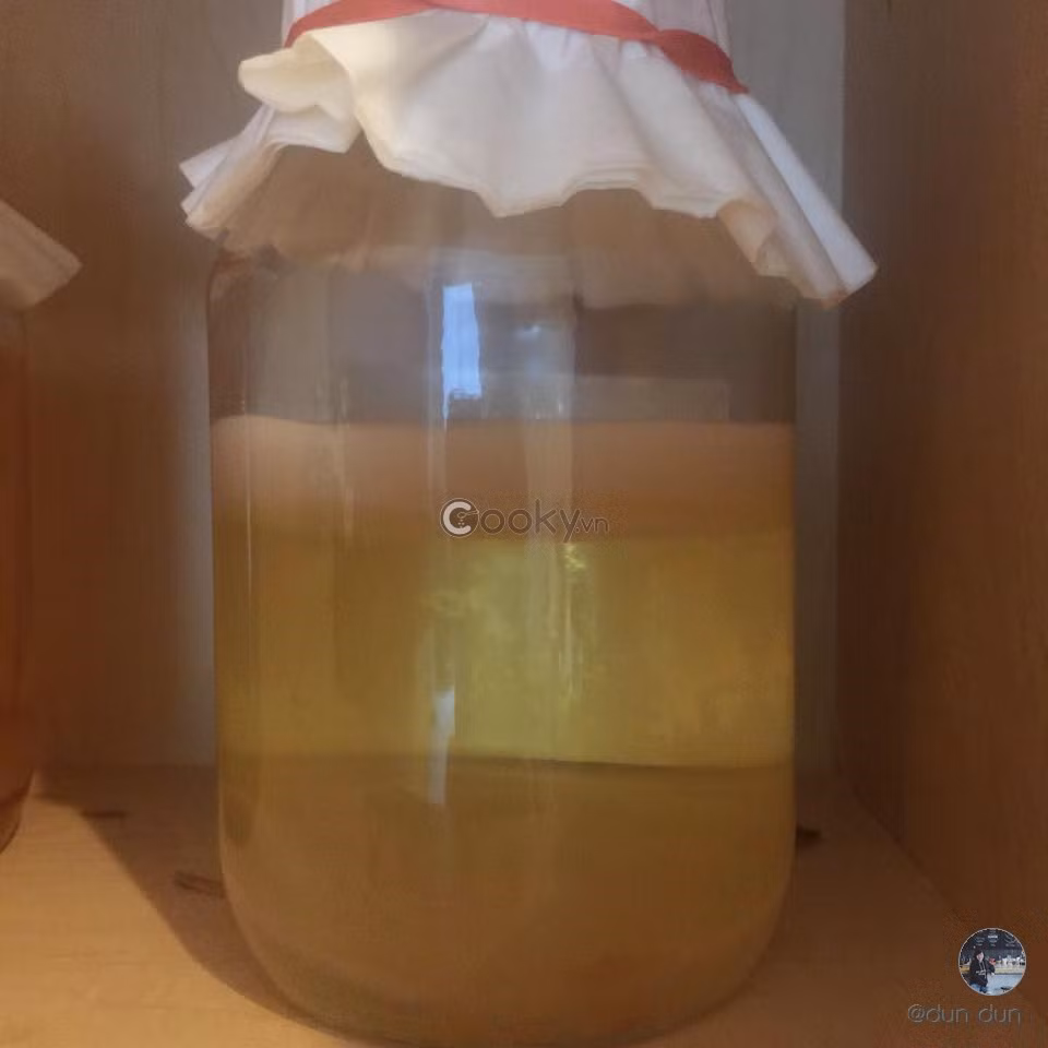 Dấm chuối sẽ là một trợ thủ đắc lực của chị em trong gian bếp cho các món trộn, nộm, nước chấm, canh...Được làm hoàn toàn từ thiên nhiên nên dấm chuối rất tốt cho sức khỏe. Ảnh: Cooky.vn.