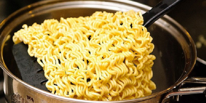 Đầu tiên luộc trứng bóc vỏ. Luộc mì trong vòng 4 phút rồi dội qua nước lạnh cho sợi mì không bị mềm ra. Ướp thịt ba chỉ với một chút muối tinh và tiêu đen và đem rán vàng 2 mặt. Ảnh: bachhoaxanh.com.