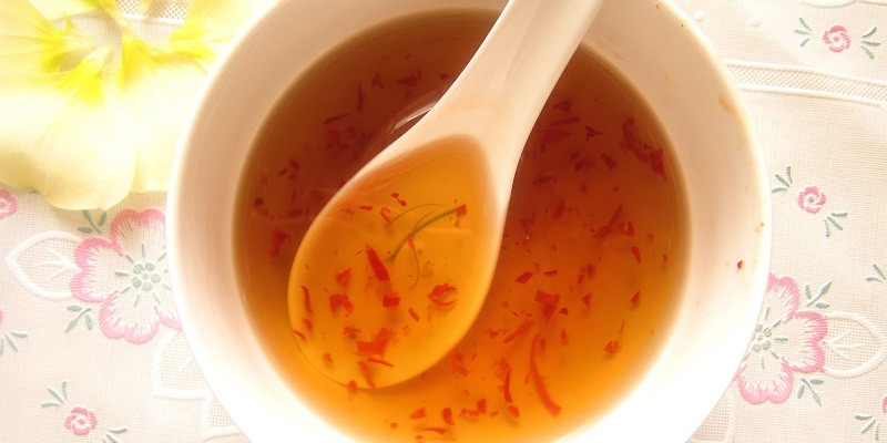 Đầu tiên pha gia vị làm nước trộn gỏi trong 1 cái tô lớn. Gia vị bao gồm nước mắm, nước cốt chanh, đường thốt nốt, mắm nêm, ớt bột. Trộn đều và nếm lại cho vừa khẩu vị. Ảnh: bachhoaxanh.com.