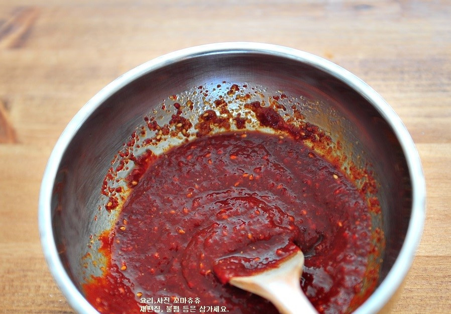 3. Mì cay thịt ba chỉ Hàn Quốc. Nguyên liệu: Mì lúa mạch, thịt ba chỉ, tương ớt, bột ớt, trứng gà, dấm, đường, dầu vừng, xà lách tươi, vừng trắng. Ảnh: kenh14.vn.