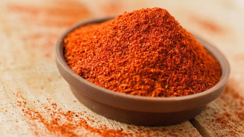 Ớt bột được sử dụng như một loại gia vị không thể thiếu được trong gian bếp của mọi người. Nếu tự tay làm được bột ớt là đảm bảo nhất, để từ đó mới có thể chế biến ra những món ăn ngon sau đây. Ảnh: Vietnammoi.vn.