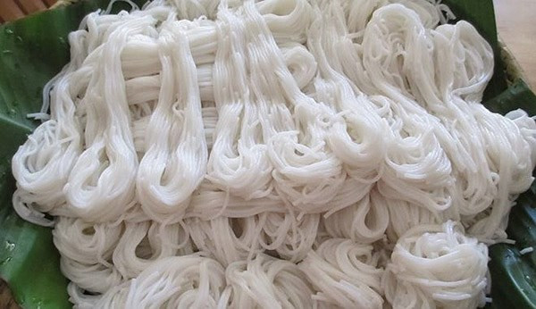 2. Gỏi bún chua cay kiểu Thái. Nguyên liệu: Bún, đậu phộng rang, đậu đũa, mắm nêm, đường thốt nốt, nước cốt chanh, nước mắm, bột ớt, ớt khô, chả lụa, vụn bánh mì giòn, thịt cá nục ướp muối chiên. Ảnh: vov.vn.