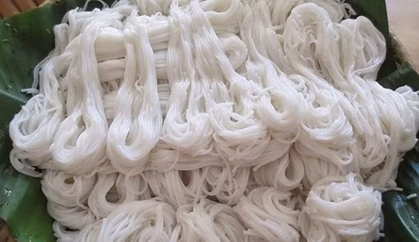 2. Gỏi bún chua cay kiểu Thái. Nguyên liệu: Bún, đậu phộng rang, đậu đũa, mắm nêm, đường thốt nốt, nước cốt chanh, nước mắm, bột ớt, ớt khô, chả lụa, vụn bánh mì giòn, thịt cá nục ướp muối chiên. Ảnh: vov.vn.