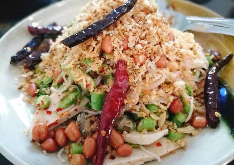 Đầu tiên pha gia vị làm nước trộn gỏi trong 1 cái tô lớn. Gia vị bao gồm nước mắm, nước cốt chanh, đường thốt nốt, mắm nêm, ớt bột. Trộn đều và nếm lại cho vừa khẩu vị. Ảnh: bachhoaxanh.com.