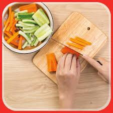 3. Xốt phô mai chấm rau củ. Nguyên liệu: Phô mai, kem tươi, sữa tươi không đường, cà chua, cà rốt, dưa leo, dầu oliu, gia vị. Cà rốt &amp; dưa leo rửa sạch cắt thành hình que dài khoảng 5 - 8 cm. Ảnh: Facebook.com.