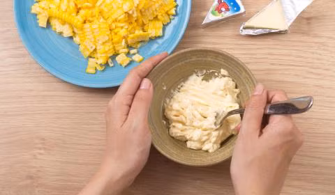 2. Bánh bắp ngọt chiên phô mai. Nguyên liệu: Phô mai, bắp mỹ, bột mì, bột bắp, sữa tươi, sữa đặc, mè trắng, gia vị. Trộn đều bột bắp, bột mì, mè trắng, sữa đặc, cho sữa tươi vào khuấy từ từ để hỗn hợp bột sánh sệt. Ảnh: conbocuoi.com.vn.