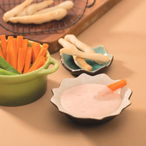 Cho cà chua, phô mai, kem tươi, sữa chua, 1/3 tỏi, 1/3 m muối, 1/3 m tiêu cho vào máy xay sinh tố xay mịn. Khi ăn, dùng kèm với bánh mì que và cà rốt, dưa leo.