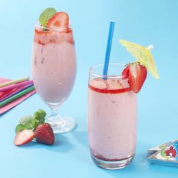 Cho tiếp phô mai và đá viên vào xay nhuyễn, dùng muỗng khuấy đều. Thưởng thức: Rót sinh tố dâu ra ly, cho nước siro dâu lên trên. Ảnh: conbocuoi.com.vn.