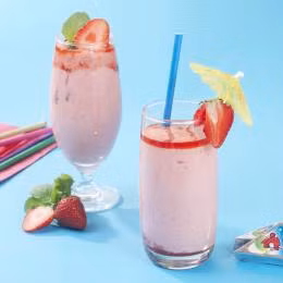 Cho tiếp phô mai và đá viên vào xay nhuyễn, dùng muỗng khuấy đều. Thưởng thức: Rót sinh tố dâu ra ly, cho nước siro dâu lên trên. Ảnh: conbocuoi.com.vn.