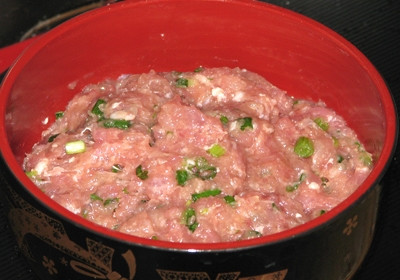 4. Cà tím cuộn thịt. Nguyên liệu: Cà tím, thịt băm, nấm kim châm, trứng gà, hành lá, muối, xì dầu. Cà tím rửa sạch, thái lát, cho cà vào lò vi sóng 1 phút quay cho mềm. Ảnh: vnHow.vn.