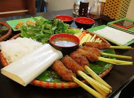 Phần sả còn lại đập dập cắt khúc khoảng ngón tay rồi tước đôi. Sau đó nặn phần thịt ở trên quanh cọng sả và rán vàng. Gắp nem lụi ra đĩa, ăn kèm bún, rau sống khi còn nóng. Ảnh: adacsan.com.