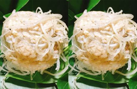 Luộc chín tới thịt lợn mông. Đem thái mỏng thịt rồi dùng sống dao trần qua cho mềm. Đem trộn thính với thịt lợn và bì lợn, bột ngọt, mắm, tỏi, trộn đều. Bóp đều tay cho nem được nhuyễn đều. Sau cùng bạn dùng lá rong gói lại. Ảnh: TripNow.vn.