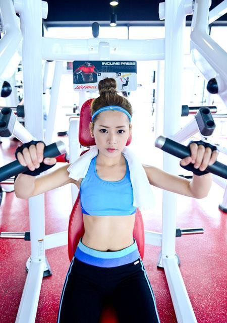 Thay vì búi cao giữa đỉnh đầu, nàng có thể búi lệch, búi hai bên, hoặc biến tấu với nhiều phong cách hơn. Thao tác cũng rất đơn giản, chỉ cần cúi xuống, hất hết tóc lên đỉnh đầu, quấn lại và cố định bằng kẹp hoặc chun là được. Sau đó, hãy chỉnh lại cho búi tóc được tròn đều và đẹp nhé. Ảnh: m.baomoi.com.