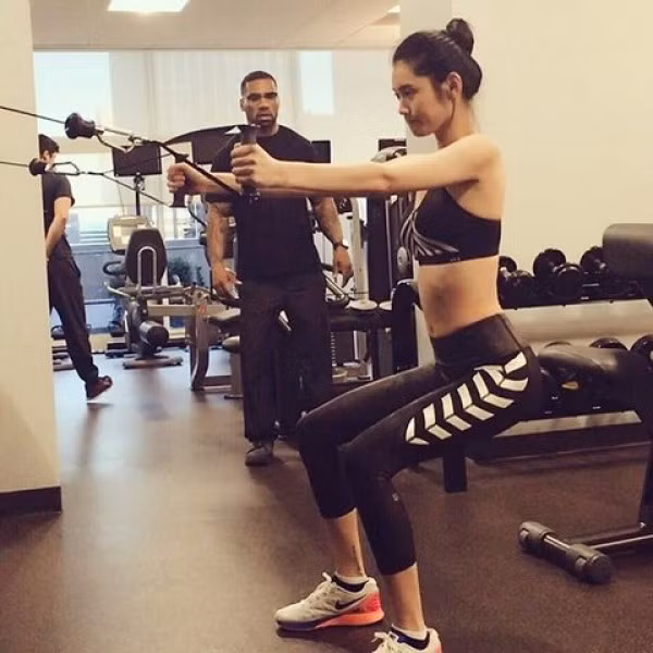 1. Tóc búi cao. Đi chơi, đi tiệc và đặc biệt đi tập gym, kiểu tóc này vẫn khiến bạn tỏa sáng hơn bao giờ hết. Bạn có thể quấn 1 - 2 búi tùy ý. Ảnh: Phunuvietnam.vn.